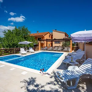 E-m With Private Pool Gasthof